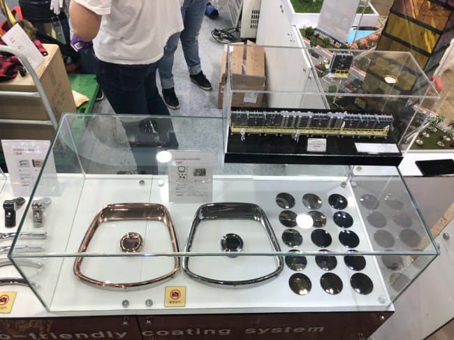 셀코스가 2018 월드 IT쇼에서 선보인 OLED 시스템 전시