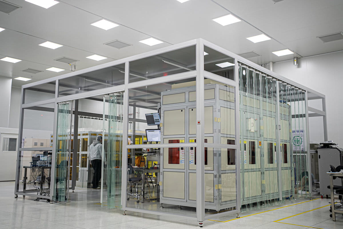 Integrated manufacturing cell equipment with transparent safety fencing